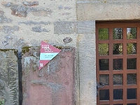 Des weiteren werden auch Baudenkmäler im Stadtraum als "Objekte" in die Ausstellung einbezogen. Im Begleitheft oder über QR-Code können auch hier die dazugehörigen Geschichten abgerufen werden. Hier ein Objektschild an der Friedhofskapelle am Frauenberg, die bereits 1365 angelegt wurde.