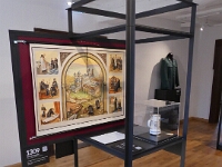 Diese Lehrtafel zum Klosterleben steht für die Ansiedlung von Augustinermönchen in Alsfeld im Jahr 1309 und die Entstehung des für die Stadt bedeutenden Augustinerklosters. Im Hintergrund ist eine Uniformjacke des Bundesgrenzschutzes zu sehen. Alsfeld war von 1960 bis 1998 ein Standort der Grenzschutztruppe des Bundes.