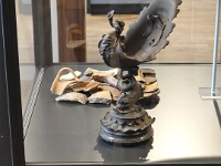 Der Geschichts- und Museumsverein Alsfeld hat eine lange Tradition. Als "Geschichts- und Althertumsverein" 1897 gegründet, eröffnete er bereits 1898 im Alsfelder Weinhaus ein Museum. Die Muschelschale mit Putto-Figur erinnert daran.