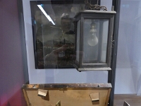 Ein Tachymeter zur Landvermessung und eine elektrifizierte Laterne verweisen auf den beginnenden Chausseebau im 19. Jh. und den Bau des E-Werkes im Jahr 1900. Im Hintergrund das Gemälde von der Beschießung Alsfelds im Hessenkrieg 1646 - eines der Highlights aus der Sammlung des Stadtmuseums Alsfeld.