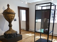 Zwei besondere Objekte aus der Sammlung des Stadtmuseums Alsfeld: Das Taufbecken aus der Klosterkirche von 1707, das auf die Einweihung der restaurierten Klosterkirche als Dreifaltigkeigtskirche verweist und die mit schwarz-rot-goldenen Streifen verzierte Weste Theodor Rehs, des letzten Präsidenten der Frankfurter Nationalversammlung 1848/49. Heinrich Reh, der Sohn Theodor Rehs, war Anwalt in Alsfeld und schenkte dem GMV die Weste seines Vaters.