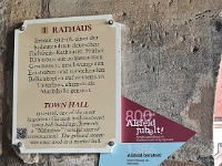 Hier die Objektbeschriftung am Alsfelder Rathaus. Hier wird die Ersterwähnung des Rathauses im Jahr 1386 thematisiert.