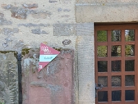 Des weiteren werden auch Baudenkmäler im Stadtraum als "Objekte" in die Ausstellung einbezogen. Im Begleitheft oder über QR-Code können auch hier die dazugehörigen Geschichten abgerufen werden. Hier ein Objektschild an der Friedhofskapelle am Frauenberg, die bereits 1365 angelegt wurde.