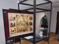 Diese Lehrtafel zum Klosterleben steht für die Ansiedlung von Augustinermönchen in Alsfeld im Jahr 1309 und die Entstehung des für die Stadt bedeutenden Augustinerklosters. Im Hintergrund ist eine Uniformjacke des Bundesgrenzschutzes zu sehen. Alsfeld war von 1960 bis 1998 ein Standort der Grenzschutztruppe des Bundes.