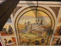 Detailansicht der Lehrtafel zum Klosterleben. Unten ist außerdem ein Auszug aus dem "Generalprotokoll" vom 4. Dezember 1941 zu sehen, aus dem hervorgeht, dass Alsfeld nun frei von Juden sei. Auch solche dunklen Kapitel der Alsfelder Stadtgeschichte werden nicht ausgespart und an einigen Stellen in der Ausstellung thematisiert.