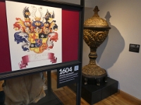Eine andere Perspektive auf das Taufbecken. Im Vordergrund das Wappenschild von Hessen-Darmstadt, an das Alsfeld 1604 fiel.