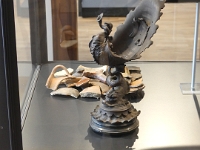Der Geschichts- und Museumsverein Alsfeld hat eine lange Tradition. Als "Geschichts- und Althertumsverein" 1897 gegründet, eröffnete er bereits 1898 im Alsfelder Weinhaus ein Museum. Die Muschelschale mit Putto-Figur erinnert daran.