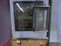 Ein Tachymeter zur Landvermessung und eine elektrifizierte Laterne verweisen auf den beginnenden Chausseebau im 19. Jh. und den Bau des E-Werkes im Jahr 1900. Im Hintergrund das Gemälde von der Beschießung Alsfelds im Hessenkrieg 1646 - eines der Highlights aus der Sammlung des Stadtmuseums Alsfeld.
