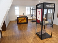 2022 feiert Alsfeld 800 Jahre Stadtgeschichte. Denn in einer Urkunde aus dem Jahr 1222 werden erstmals Alsfelder "Bürger" erwähnt. Es muss allerdings offen bleiben, ob Alsfeld als Stadt nicht schon älter ist. Ein großes Fragezeichen verweist in der Ausstellung darauf.