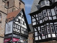 Nicht nur im Museum gibt es Ausstellungsobjekte, auch im Stadtraum gibt es das ein oder andere zu entdecken. Die Stadt wird somit selbst zur Ausstellung. Das große Modul auf dem Marktplatz erinnert an den einst geplanten Abriss des Rathauses (der zum Glück verhindert werden konnte) und die Anfänge des Denkmalschutzes in Alsfeld.
