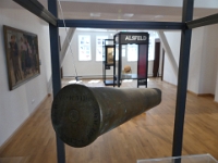 Im März 1945 Rücken US-Truppen auf Alsfeld vor und befreien die Stadt. Die ausgestellte Artillerie-Kartusche verweist darauf, dass Alsfeld in diesem Zusammenhang beinahe verheerend bombardiert worden wäre.
