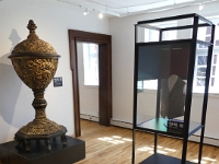 Zwei besondere Objekte aus der Sammlung des Stadtmuseums Alsfeld: Das Taufbecken aus der Klosterkirche von 1707, das auf die Einweihung der restaurierten Klosterkirche als Dreifaltigkeigtskirche verweist und die mit schwarz-rot-goldenen Streifen verzierte Weste Theodor Rehs, des letzten Präsidenten der Frankfurter Nationalversammlung 1848/49. Heinrich Reh, der Sohn Theodor Rehs, war Anwalt in Alsfeld und schenkte dem GMV die Weste seines Vaters.