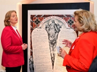 Dr. Beate Matuschek erläuterte die symbolreiche Darstellung, in der die Grundrechte damals präsentiert wurden.  Foto: Jürgen Moog