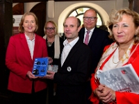 Torsten Weigelt übergibt Frau Bas ein Exemplar seiner Monographie. Allen Rednerninnen wurde außerdem die Begleitbroschüre, die zur Ausstellung erschienen ist, überreicht. Foto: Jürgen Moog
