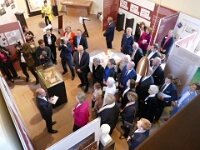 Frau Bas wurde von Mitgliedern der Arbeitsgruppe, die die Ausstellung erarbeitet haben, durch die Ausstellung geführt.