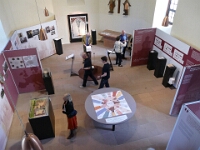 Links die historische Abteilung,  in der Mitte Debbatierstation und Grundrechtepuzzle, rechts die bis in die Gegenwart reichenden Ausstellungsthemen.