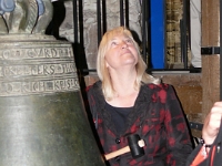 Frau Ministerin Kühne-Hörmann betrachtet die in die Kuppel übertragenen Klangwellen der Glocke.