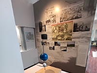 Ebbe und Flut, wie entstehen sie? An der Wand können Sie mehr über verheerende Sturmfluten erfahren.