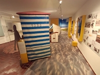 Drei Zeitschnitte sind hier gewählt worden, um das (vergangene) Strandleben wieder aufleben zu lassen.