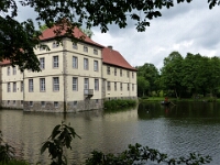 Schloss Strünkede umschifft von einer venezianischen Gondel.
