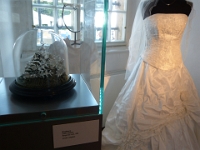 Brautkleid und -krone