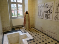 Baderobe und alte Badewanne, die in ihrem Ursprung erhalten wurde.   Foto: Stadt Rehburg-Loccum, Andreas Schnackenberg