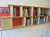 Romantische Literatur: wer möchte, erhält kurze Infos zu den Büchern über einen Barcodescanner, darf schmökern oder hört sich einige Beispiele an.  Foto: Stadt Rehburg-Loccum, Andreas Schnackenberg