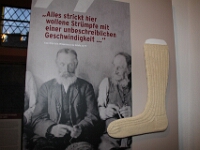 Auch das Strümpfe stricken im Verlagswesen war im Hinterland weit verbreitet. Wie zu sehen, stricken nicht nur Frauen.