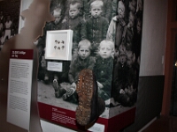 Links die fertigen Schuhnägel, rechts ein genagelter Schuh aus dem 19. Jahrhundert. Die Nägel verlängern die Lebenszeit der Schuhsohlen der teuren Schuhe.