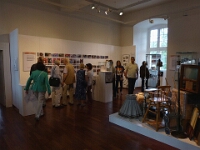 Es gibt viel zu entdecken: Details in der Kunstinstallation, versteckte Zitate. Viele Besucher finden ihr Foto oder Ihre Beiträge in der Ausstellung wieder.