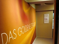 Im Obergeschoss wird das goldene Zeitalter Eupens präsentiert, als von hier feinste Tuche in die ganze Welt geliefert wurden.