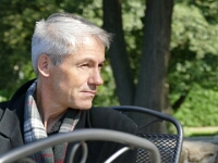Der Künstler Christoph Steeger hat die Fadeninstalltion geschaffen