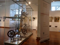 Blick in den Ausstellungsbereich zum handwerklichen Spinnen