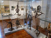 Großvitrine zur Entwicklung des handwerklichen Spinnens