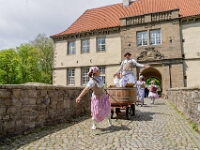 Dazu gab es Musik, Performance und die schöne Dekoration im Museumshof. Hier der Auszug aus dem Schloss in den Park, auch ein Fensterkonzert im benachbarten Seniorenheim war Teil der Finnisage. Foto: Andrea Prislan