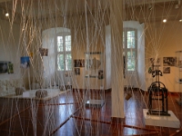 Blick in den Ausstellungsbereich zum geistigen „Spinnen“ mit Spinninstallation von Christoph Steeger