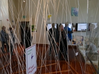 Versponnener Blick auf Leseecke und Bildschirm-Installation „Leben in Netzen“