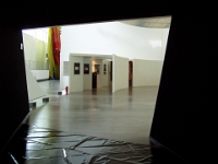 Der Tunnel ist mit einer immer dicker werdenden Schicht aus Schaumstoff ausgelegt. Die Besucher versinken zunehmend und ihre Schritte werden immer  mühsamer. Aus dem Dunkel öffnet sich dann ...